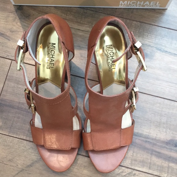 MICHAEL Michael Kors T-Strap - Picture 4 of 8